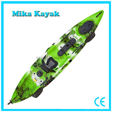 Bateau de pêche au kayak à la mer